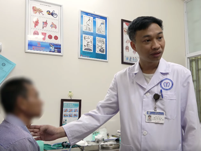 Gắp con đỉa dài 6cm trong cổ họng người đàn ông