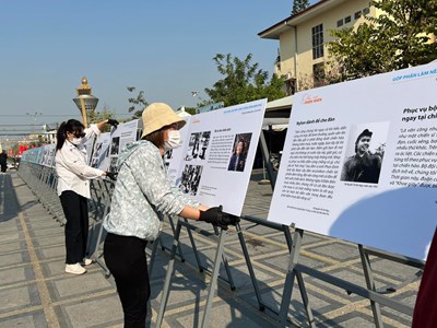 Triển lãm ảnh “Phụ nữ với Điện Biên"