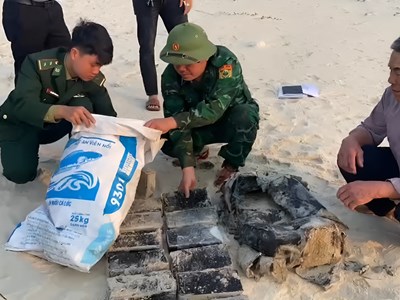 Phát hiện 20kg chất ma tuý trôi dạt vào bờ biển Quảng Bình