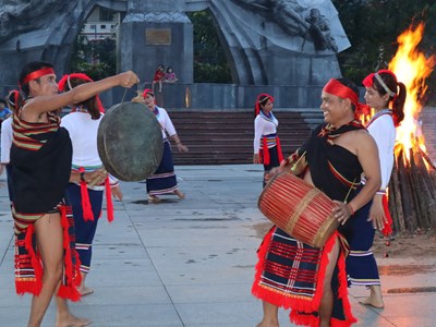 Chàng trai 8X đam mê gìn giữ văn hóa truyền thống Cor