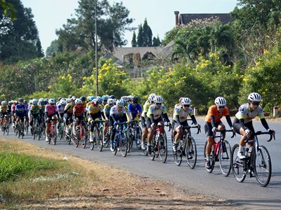 Áo vàng liên tục đổi chủ tại giải xe đạp nữ lớn nhất Việt Nam