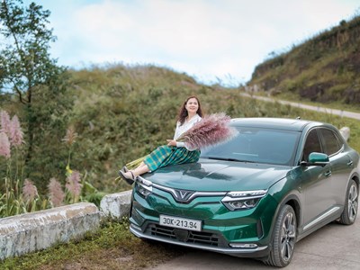 Chùm ảnh phái đẹp tự tin khoe dáng bên những chiếc xe điện “không mùi, không say”