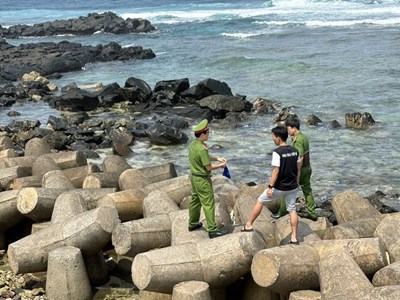 Liên tục phát hiện ma túy trôi dạt vào bờ biển ở Quảng Ngãi