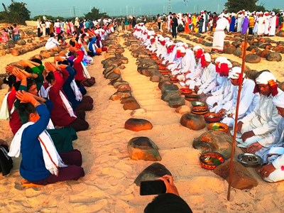 Về làng Chăm chung vui Tết Ramưwan