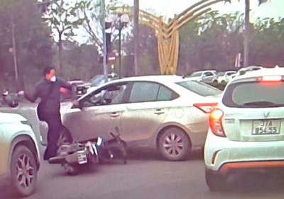 Va chạm giao thông, nam thanh niên lấy mũ bảo hiểm đập vỡ kính ô tô