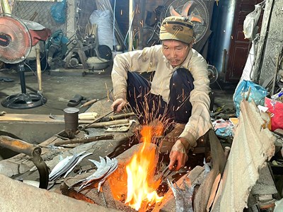 Làng rèn hơn 300 năm “đỏ lửa” bên dòng sông Trà