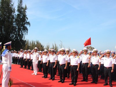 Dâng hương tưởng niệm 64 anh hùng, liệt sĩ tại Khu tưởng niệm chiến sĩ Gạc Ma