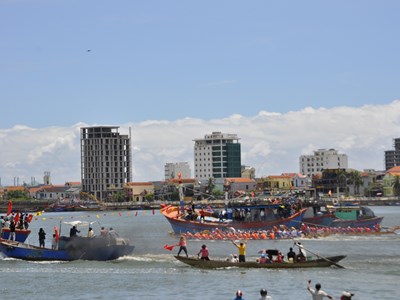 Giải đua thuyền truyền thống vô địch quốc gia năm 2024 diễn ra tại Quảng Bình