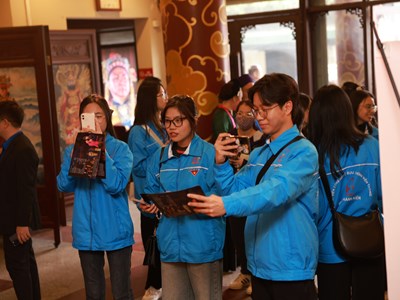 Đoàn viên thanh niên đến với nhà hát nghệ thuật truyền thống: Những “đại sứ” gìn giữ, phát huy văn hóa Việt Nam