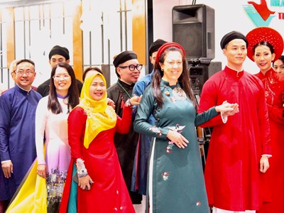 Áo dài Việt Nam: Từ câu ca bước ra thế giới