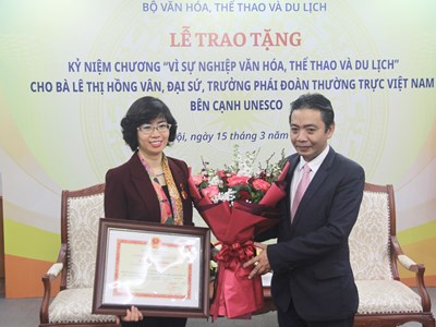 Trao Kỷ niệm chương “Vì sự nghiệp Văn hoá, Thể thao và Du lịch” cho nguyên Đại sứ Lê Thị Hồng Vân