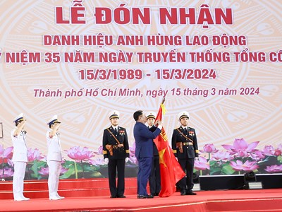Nhà khai thác cảng biển lớn nhất Việt Nam đón nhận Anh hùng Lao động