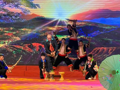 Nét độc đáo nghệ thuật trình diễn Khèn Mông ở Điện Biên