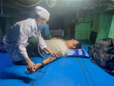 Hỗ trợ cấp cứu đưa ngư dân bị đột quỵ khi đang hành nghề trên biển