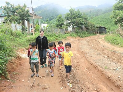 Nhọc nhằn cô giáo mầm non vùng cao