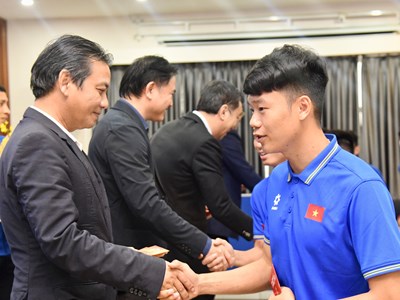 Thứ trưởng Hoàng Đạo Cương thăm, động viên đội tuyển Việt Nam trước trận đấu gặp đội tuyển Indonesia