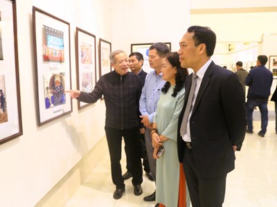 Triển lãm hơn 150 tư liệu, ảnh về phòng, chống bạo lực gia đình