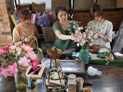 Cô gái trẻ truyền nghề làm hoa giấy cho người khuyết tật