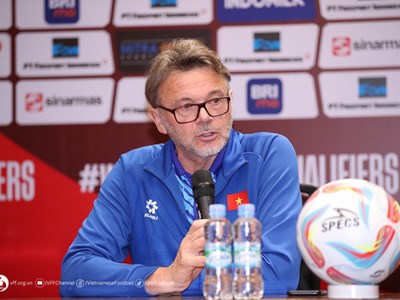 HLV Troussier: Tuyển Việt Nam sẵn sàng vượt qua thử thách