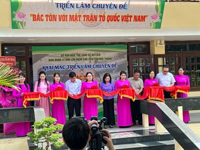 Triển lãm hơn 100 ảnh “Bác Tôn với Mặt trận Tổ quốc Việt Nam”