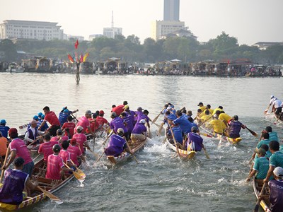 Sôi động giải đua ghe truyền thống trên sông Hương