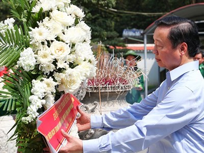 Phó Thủ tướng Trần Hồng Hà dâng hương tại Khu di tích Ngã ba Đồng Lộc