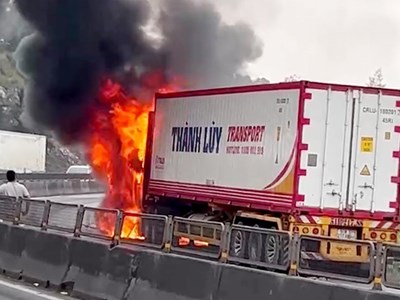 Cháy xe đầu kéo trên đèo Lý Hoà