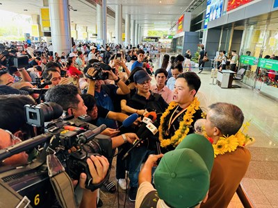 Nhà vô địch thế giới Trần Quyết Chiến và Bao Phương Vinh được chào đón nồng nhiệt trong ngày về nước