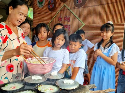 Học sinh háo hức trải nghiệm làm bánh truyền thống ở làng Bình Thành