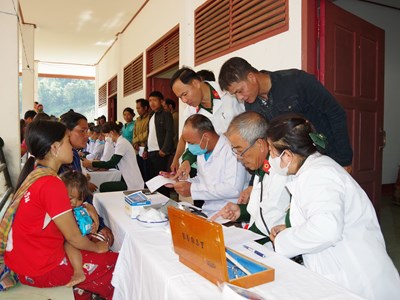 Quảng Nam: Khám bệnh, tặng quà cho nhân dân Lào nhân dịp Tết Bunpimay