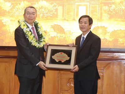 Trao tặng danh hiệu “Công dân danh dự tỉnh Thừa Thiên Huế” cho giáo sư người Nhật