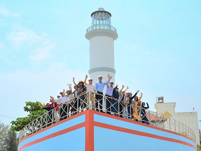 Du khách tham quan, check in ngôi miếu hình con tàu ở xã biển Đức Lợi