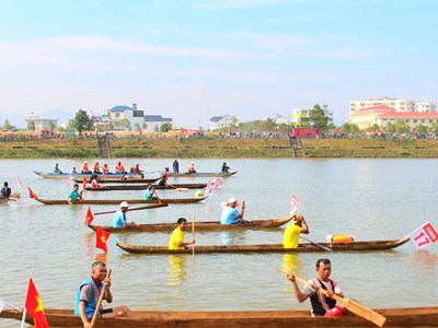 Kon Tum: Sôi nổi giải đua thuyền độc mộc trên sông Đăk Bla
