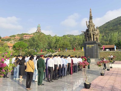 Bình Định: Dâng hoa, dâng hương tại Tượng đài chiến thắng Núi Bà