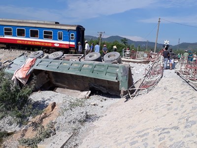 Vụ lật tàu ở Thanh Hóa: Nỗ lực khắc phục đường ray để sớm thông tuyến