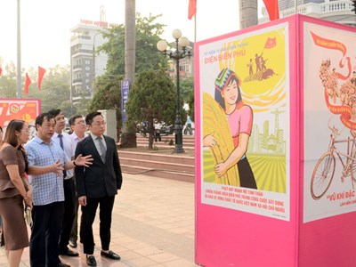Triển lãm tranh cổ động tuyên truyền kỷ niệm 70 năm Chiến thắng Điện Biên Phủ