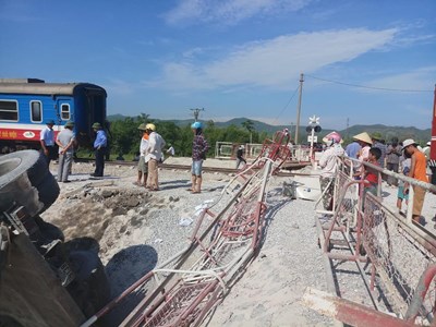 Tàu hỏa đâm xe tải khiến 11 người thương vong ở Thanh Hóa: Công an triệu tập 2 nhân viên gác chắn tàu