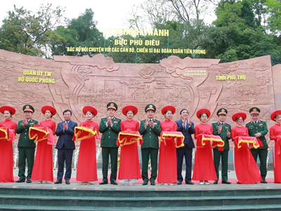 Lễ khánh thành Bức phù điêu “Bác Hồ nói chuyện với cán bộ, chiến sĩ Đại đoàn Quân Tiên Phong”