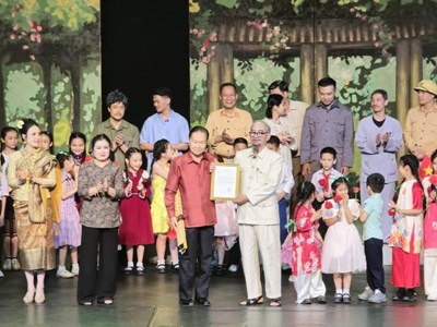 Sân khấu Lệ Ngọc công diễn vở kịch "Lá đơn thứ 72” tại Lào