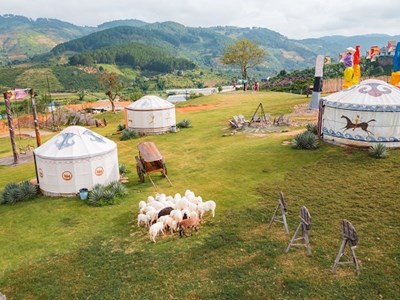 Độc đáo phao trượt thổ cẩm tại Đà Lạt