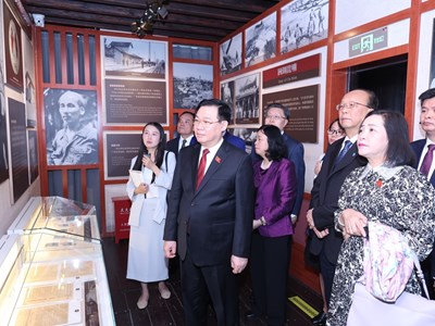 Chủ tịch Quốc hội thăm Khu di tích lịch sử Chủ tịch Hồ Chí Minh tại Côn Minh