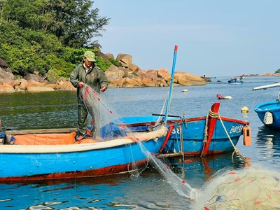 Mưu sinh nghề thúng chai của ngư dân ven biển Quảng Ngãi