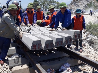 Khởi tố vụ án, khởi tố bị can đối với 2 nhân viên gác chắn sau vụ lật tàu ở Thanh Hoá