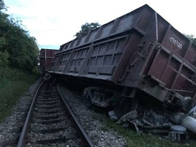 Nghệ An: Tàu hỏa trật bánh, đâm gãy cột đèn khi vào ga