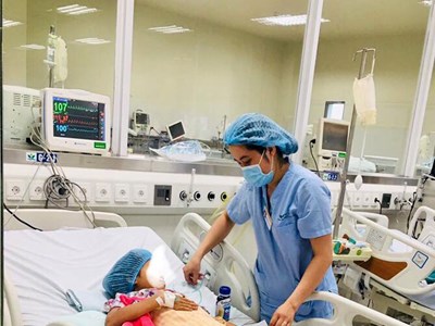 Bé gái 11 tuổi tử vong vì tự làm thịt cóc để ăn