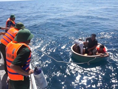 Bộ đội Biên phòng Quảng Bình cứu sống 4 ngư dân gặp nạn trên biển