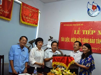 Tiếp nhận hiện vật của nhà báo, liệt sĩ Đặng Loan