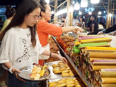 Thưởng thức nhiều món ngon tại Tuần lễ Ẩm thực truyền thống Huế 2024