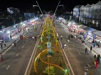 Khai trương phố đi bộ ở vịnh đẹp Lăng Cô