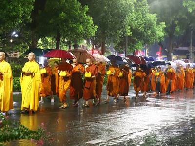 Tăng ni, Phật tử “đội mưa” tham gia đoàn rước Phật tại Huế